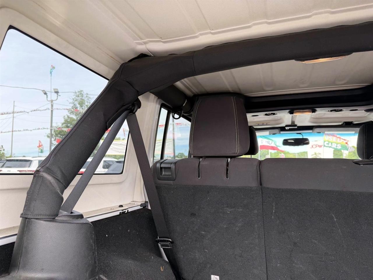 Jeep Wrangler Unlimited 4WD 4dr Sahara 2013