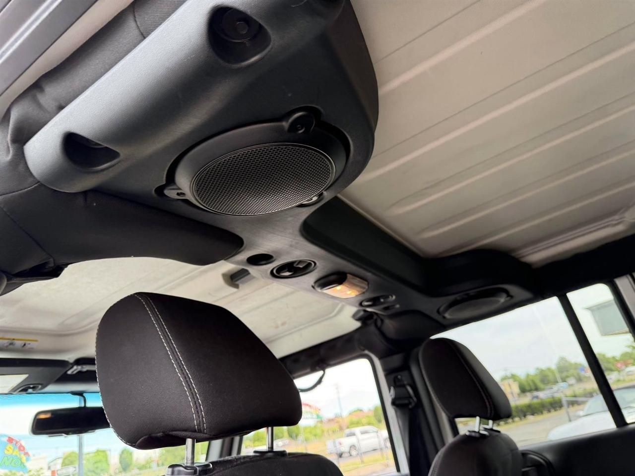 Jeep Wrangler Unlimited 4WD 4dr Sahara 2013