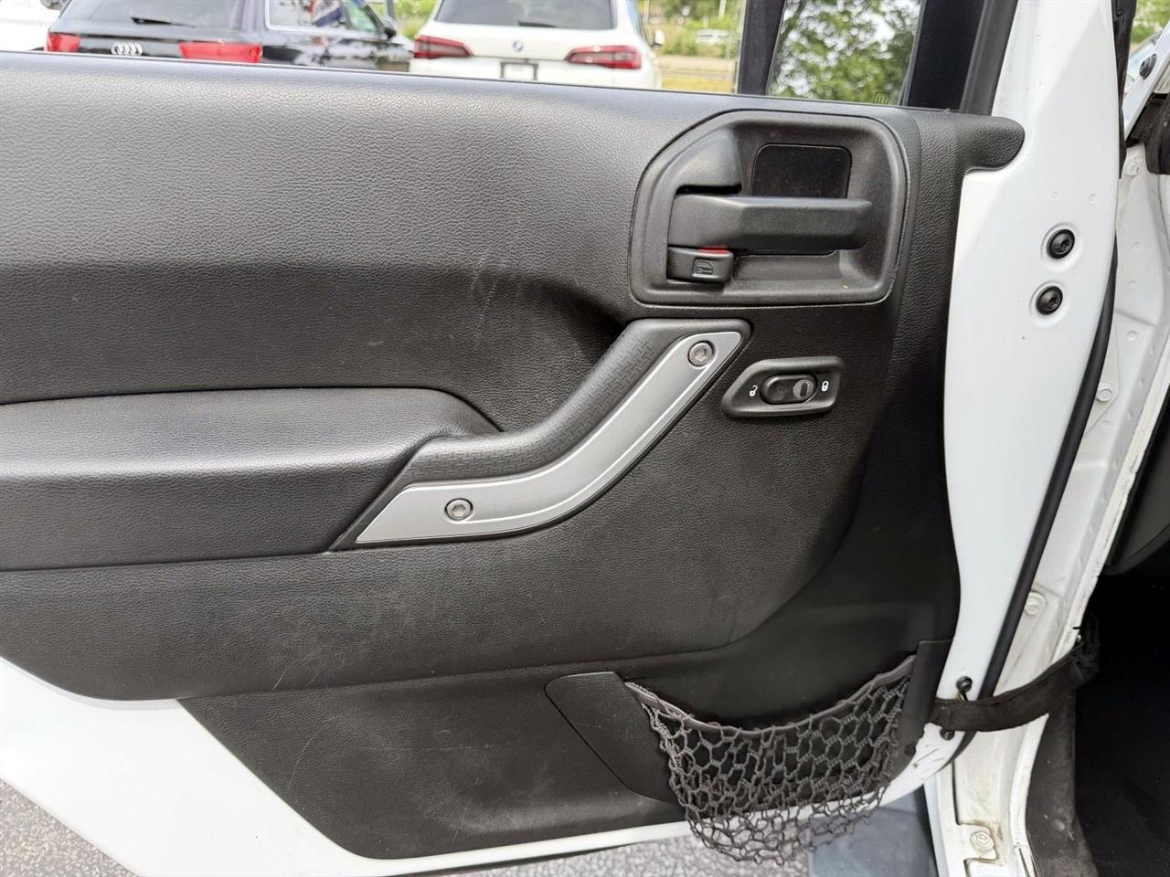 Jeep Wrangler Unlimited 4WD 4dr Sahara 2013
