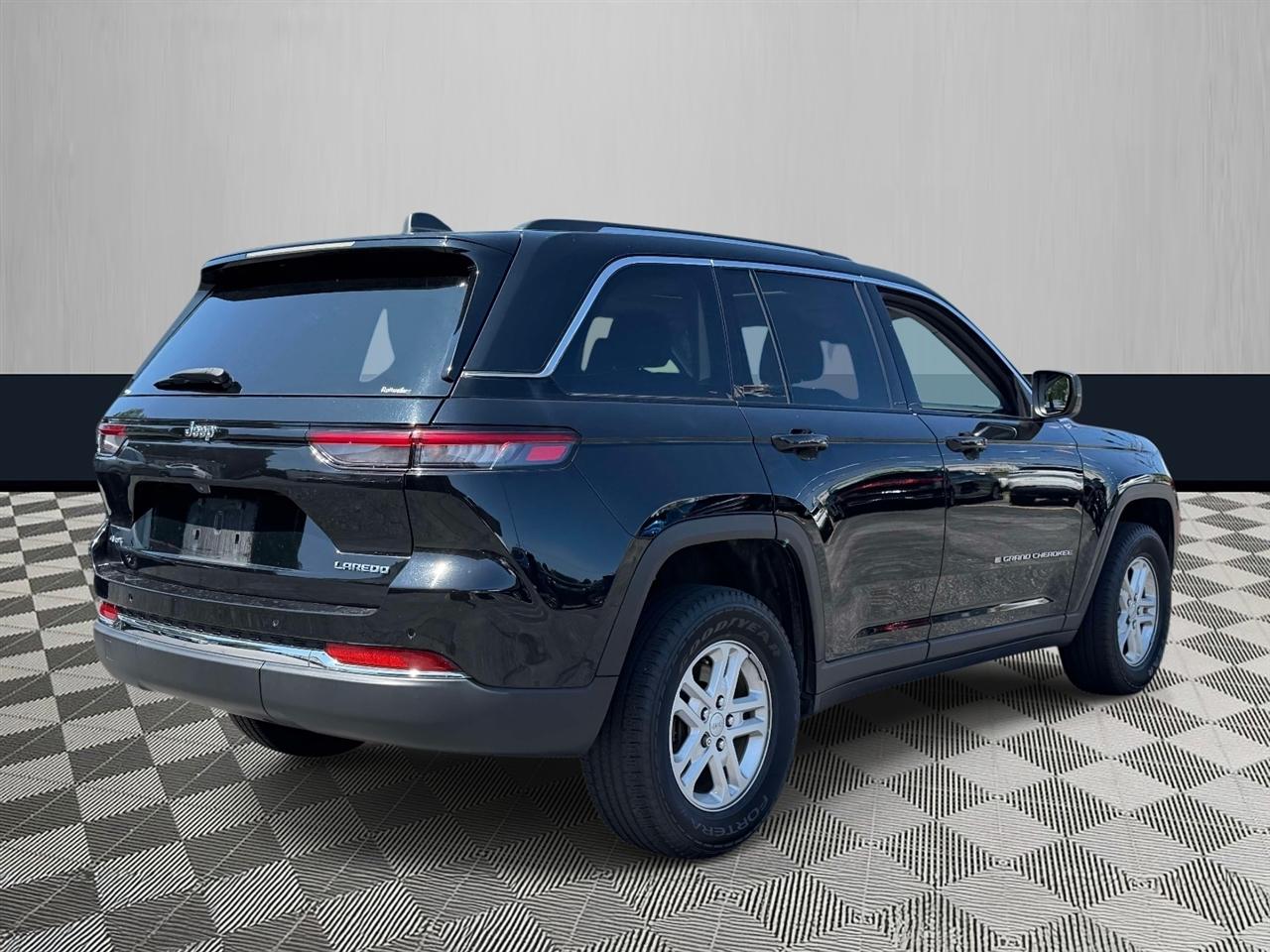 Jeep Grand Cherokee Laredo 4x4 2023