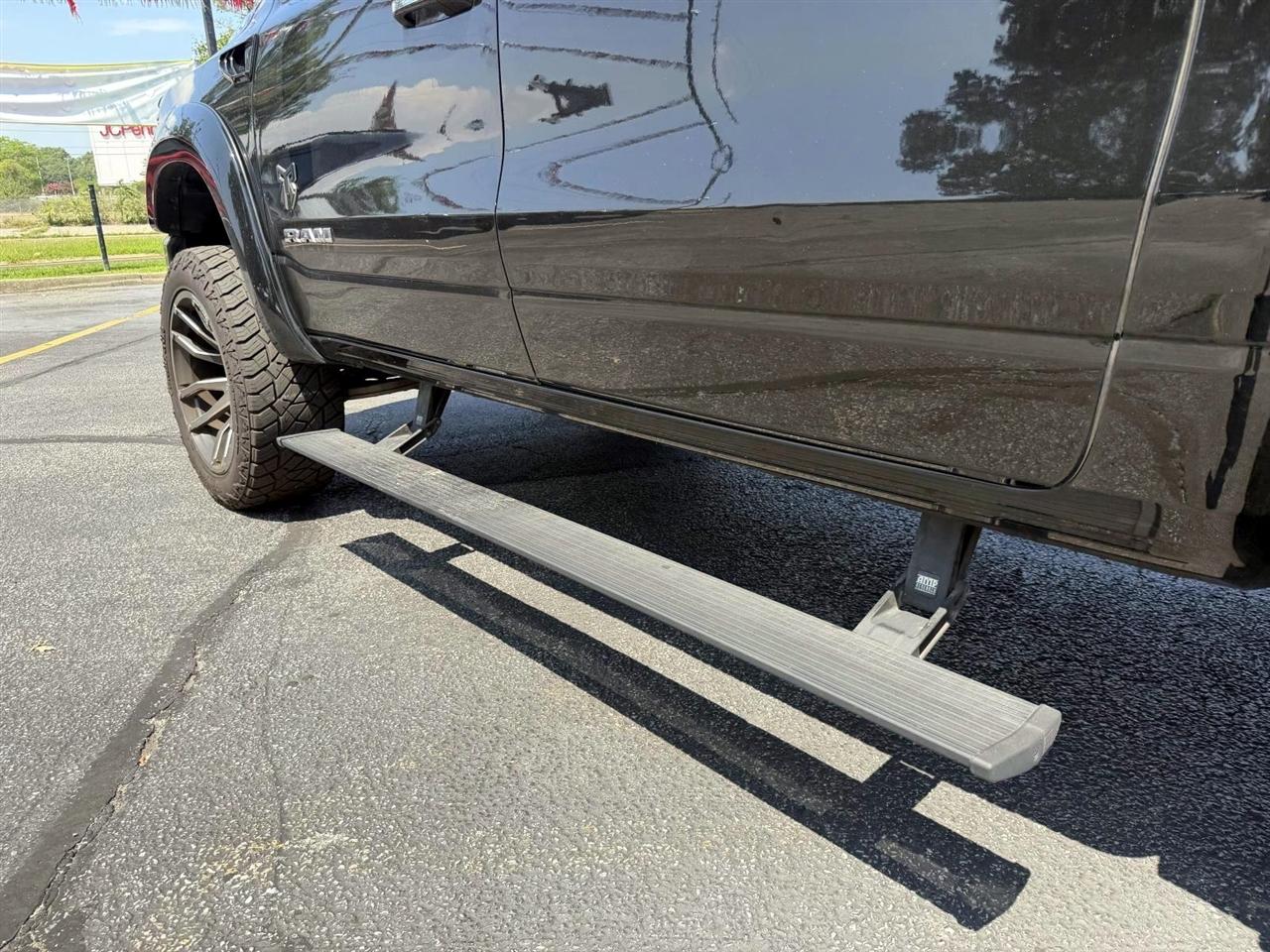 RAM 1500 Laramie 4x4 Crew Cab 5'7" Box 2022