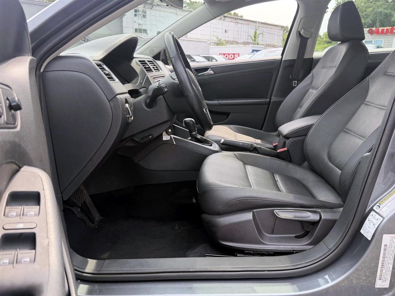 Volkswagen Jetta Sedan 4dr Auto SE PZEV 2011