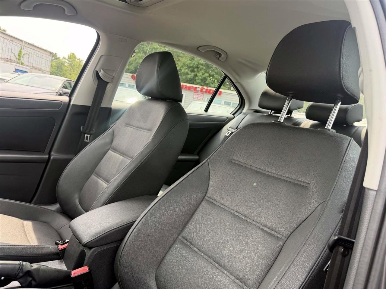 Volkswagen Jetta Sedan 4dr Auto SE PZEV 2011