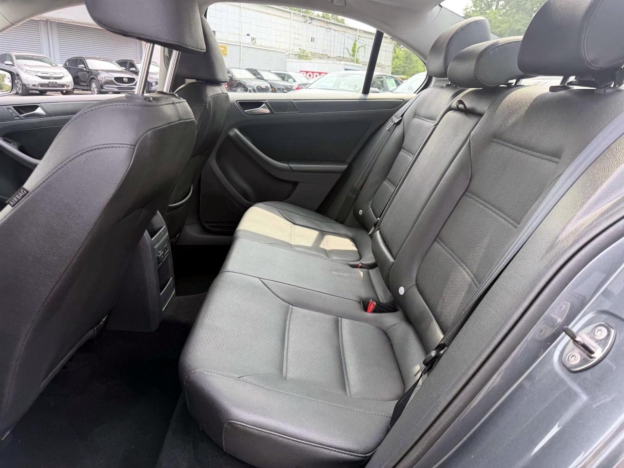 Volkswagen Jetta Sedan 4dr Auto SE PZEV 2011