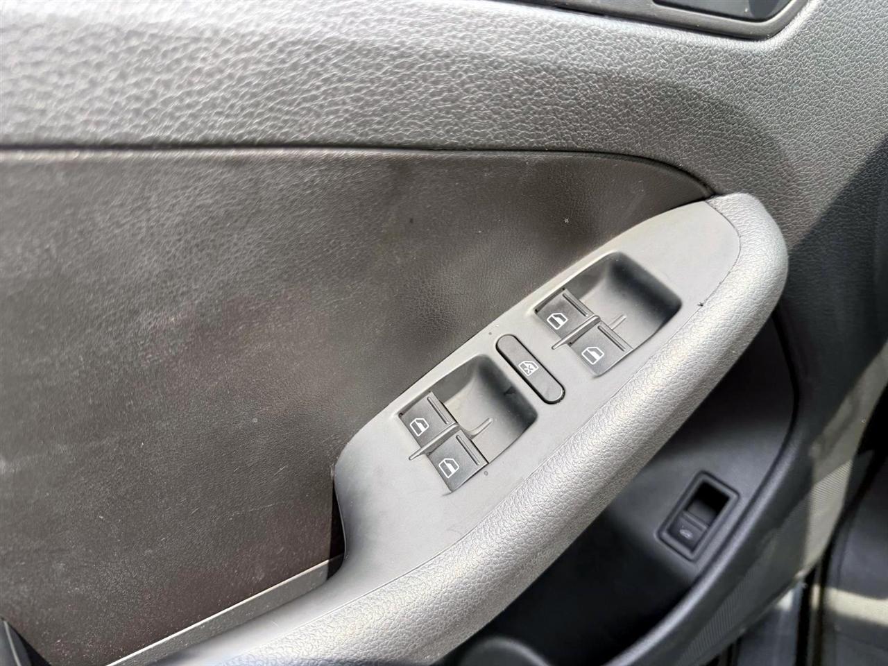 Volkswagen Jetta Sedan 4dr Auto SE PZEV 2011