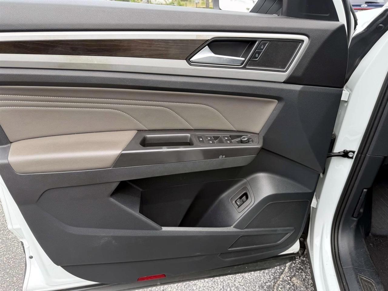 Volkswagen Atlas 3.6L V6 SE w/Technology 4MOTION 2023