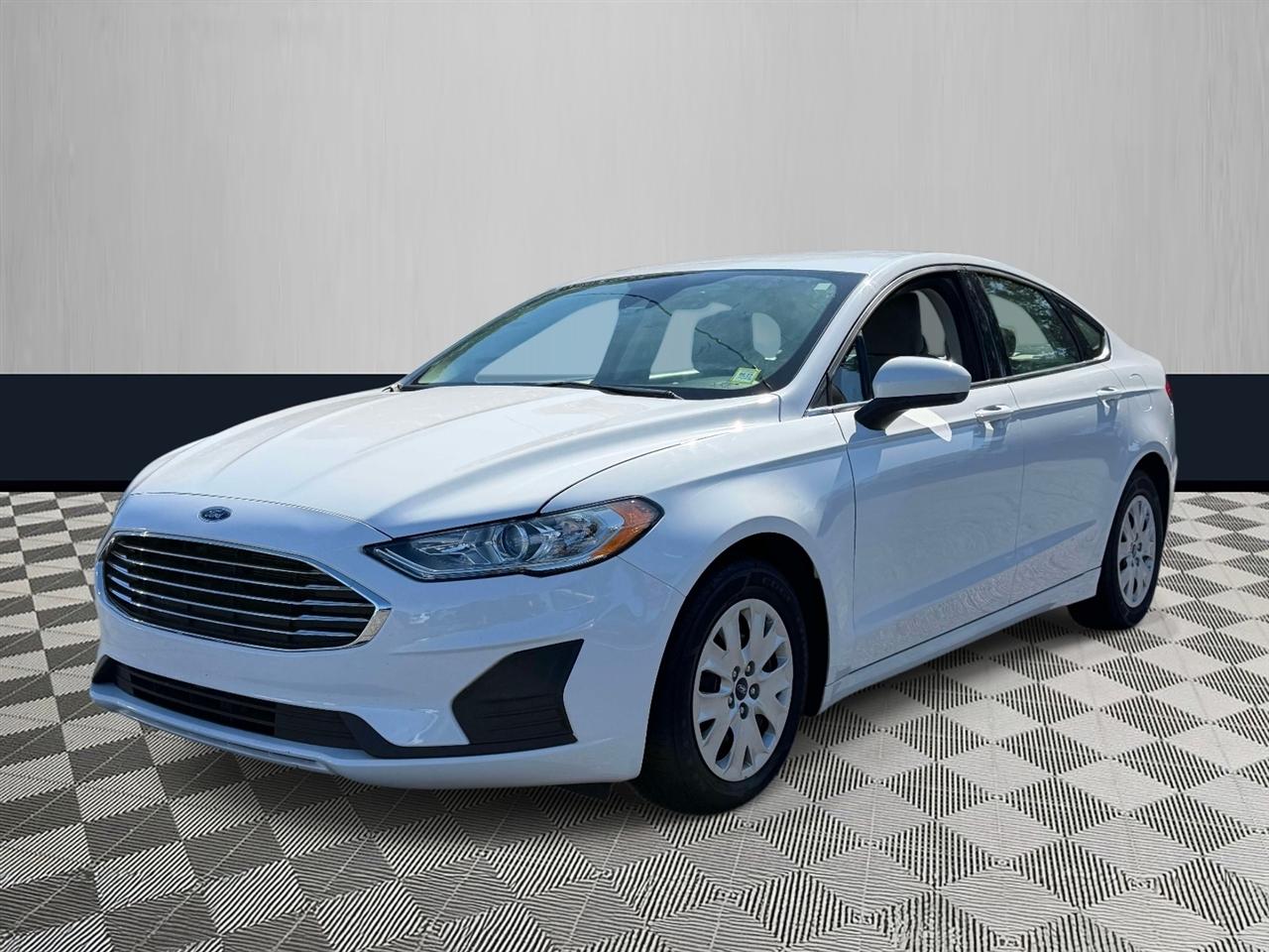 Ford Fusion S FWD 2019