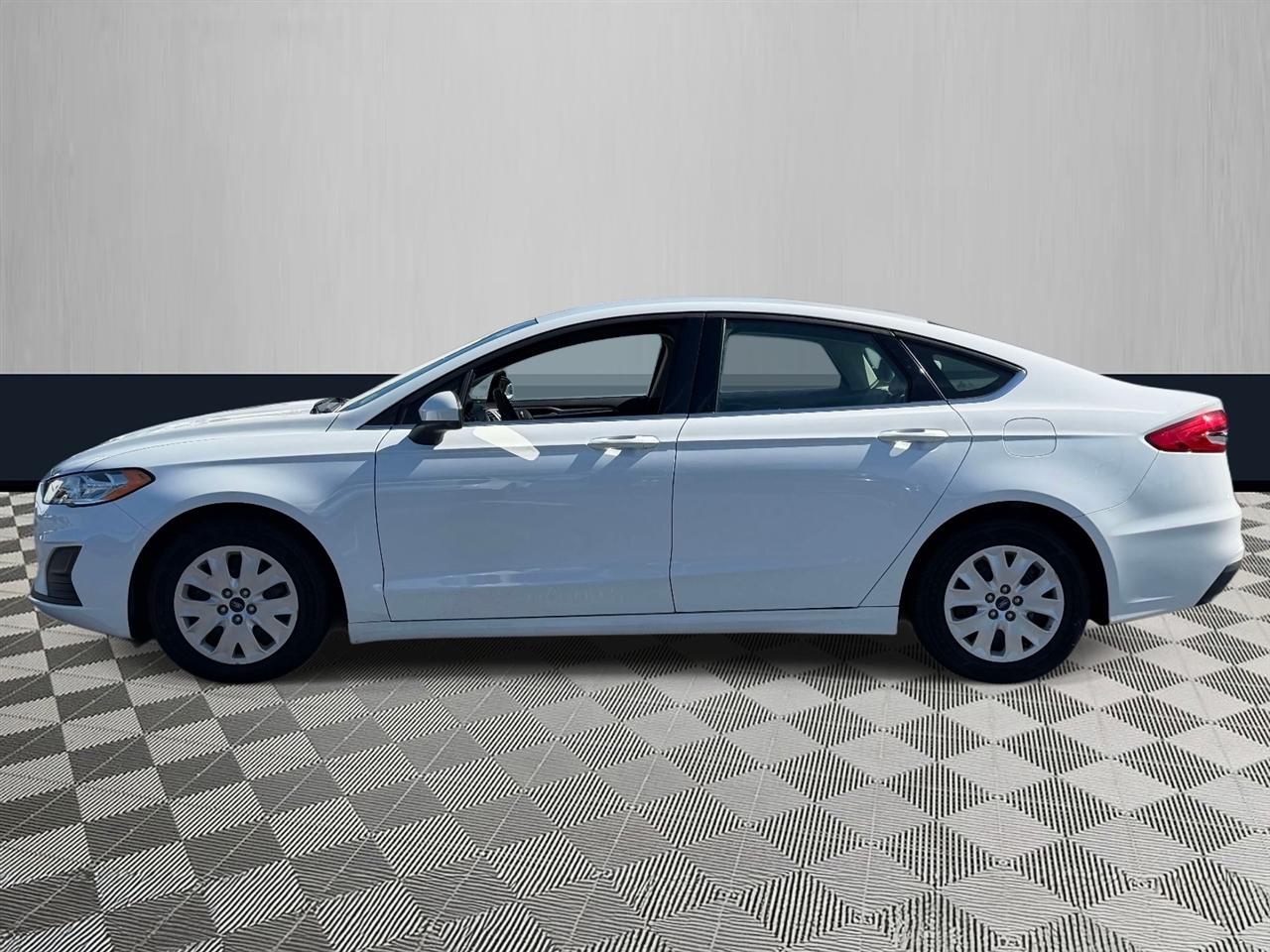 Ford Fusion S FWD 2019