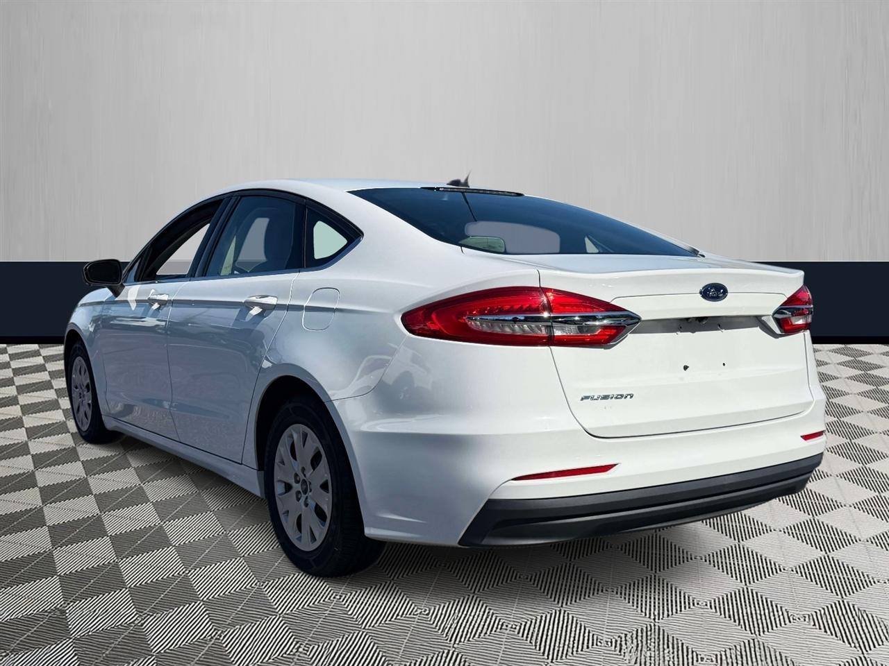 Ford Fusion S FWD 2019