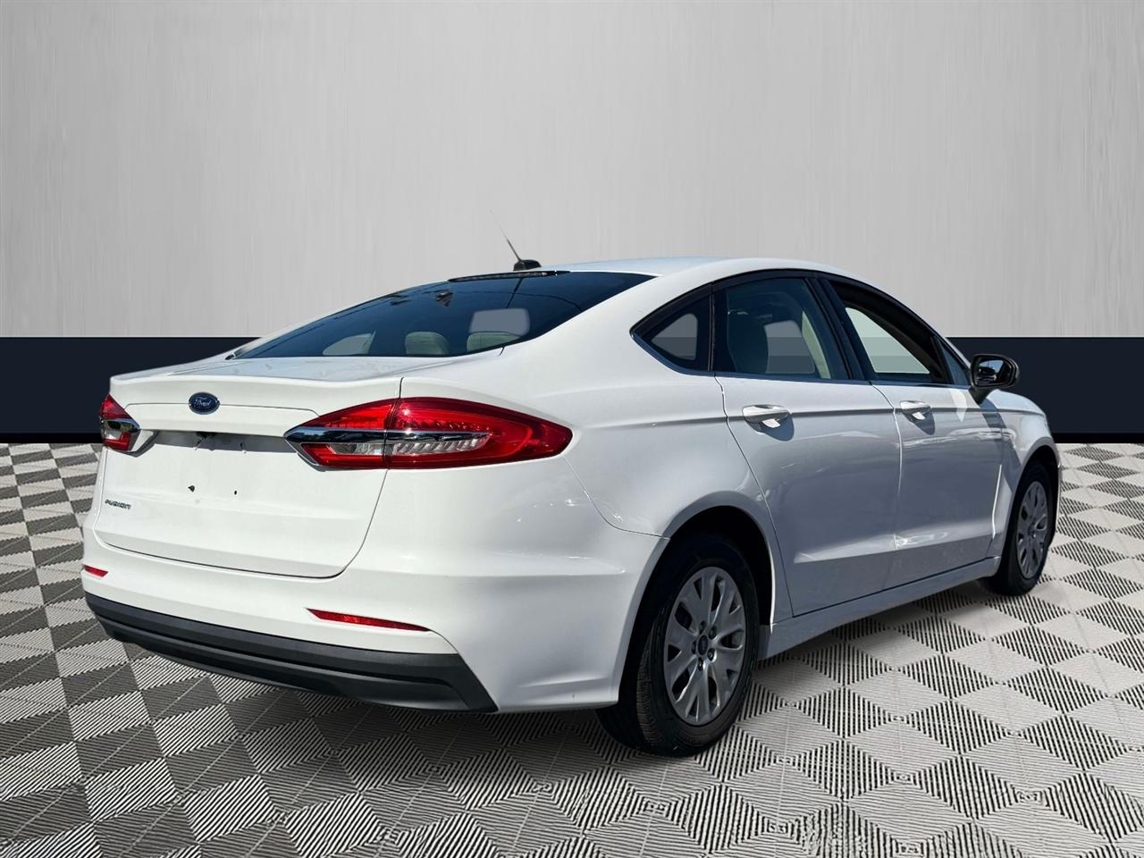Ford Fusion S FWD 2019