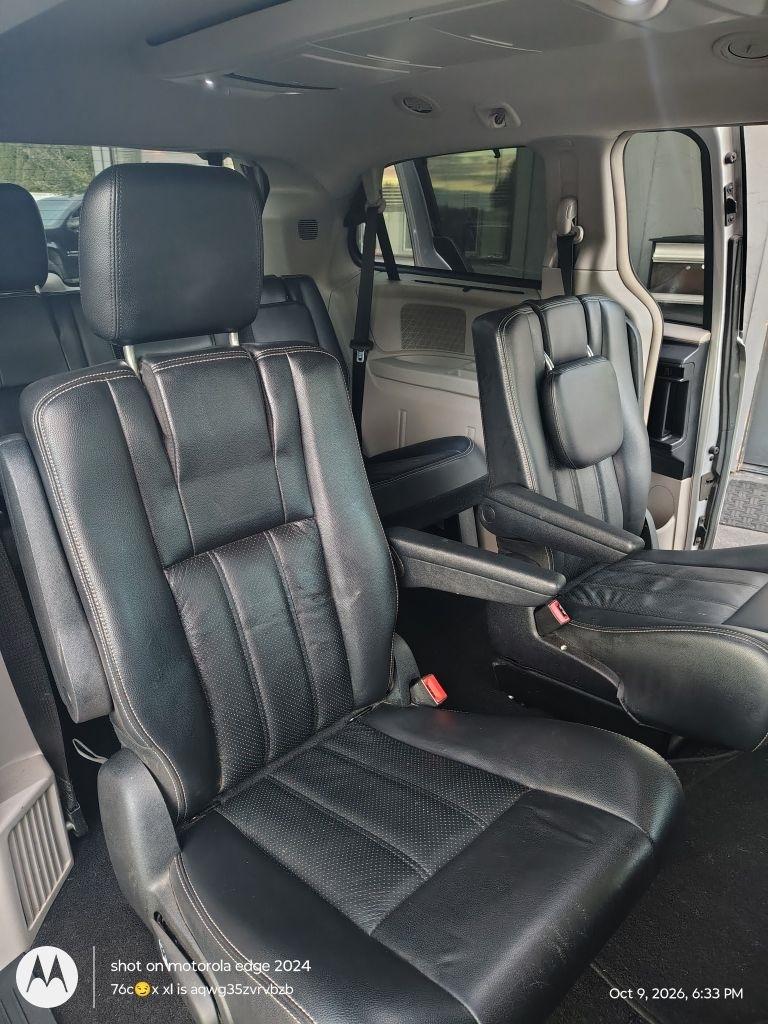Chrysler Town & Country  2011