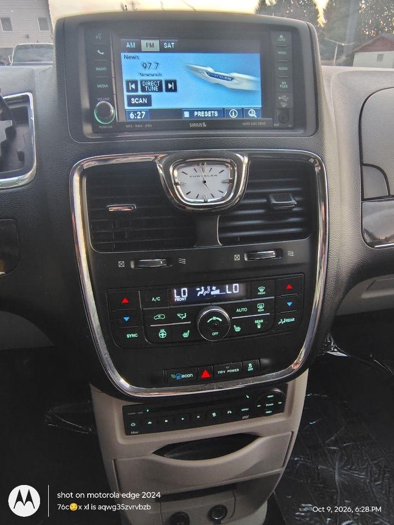 Chrysler Town & Country  2011