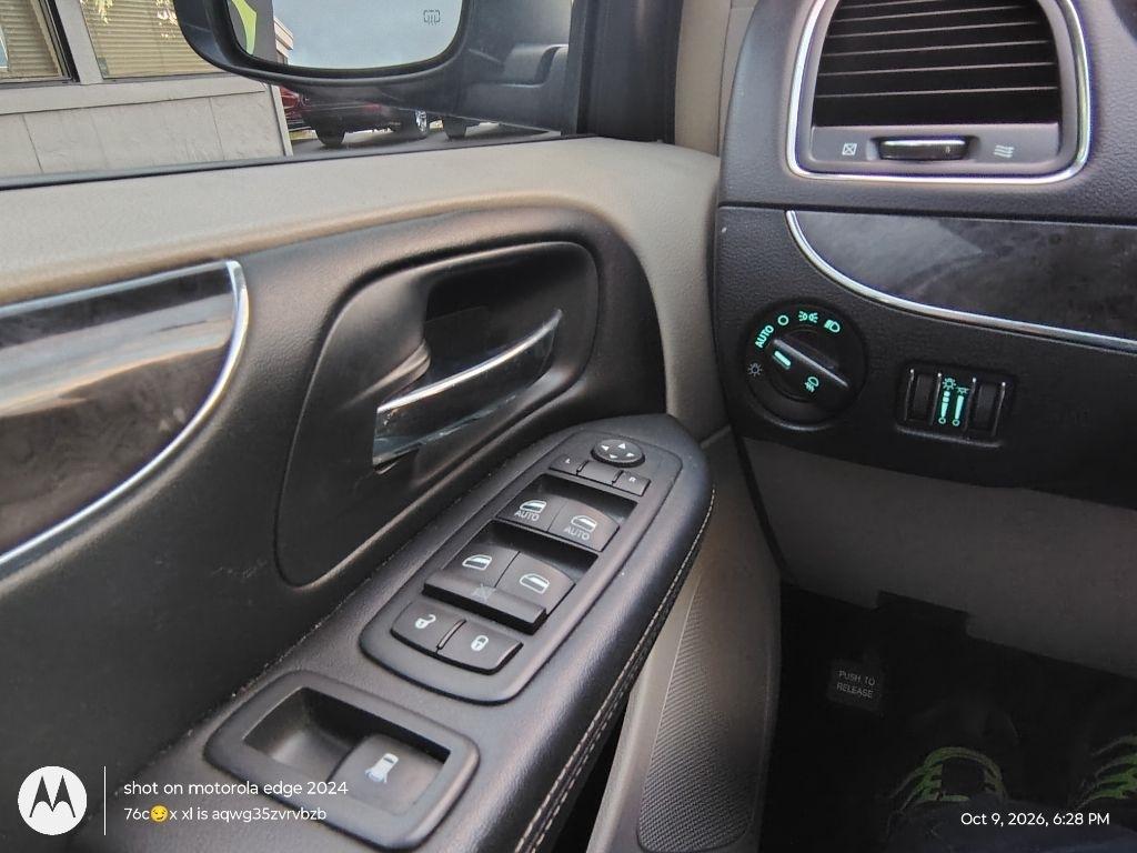 Chrysler Town & Country  2011