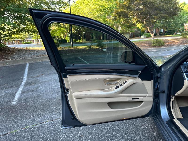BMW 5-Series 535xi 2011