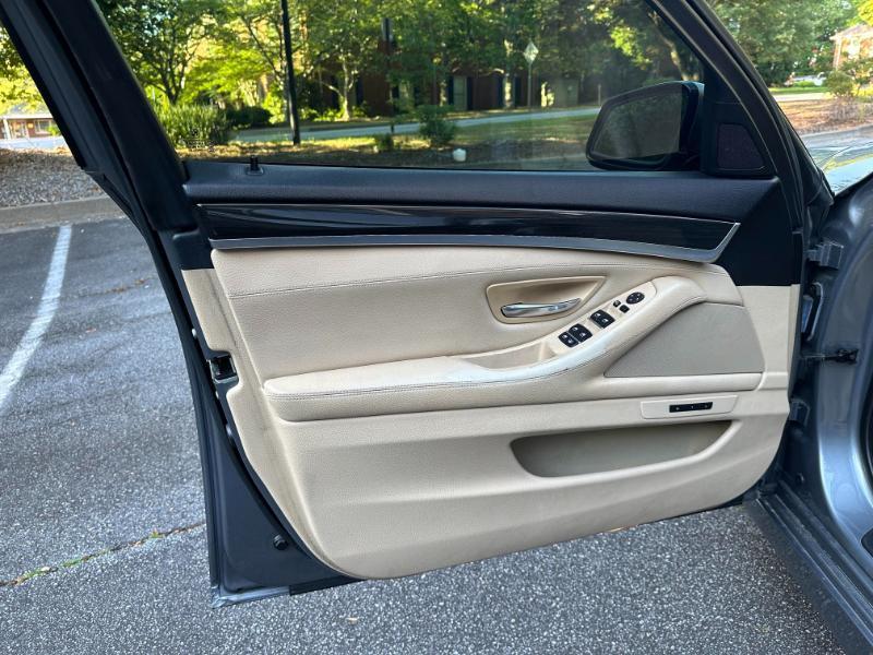 BMW 5-Series 535xi 2011