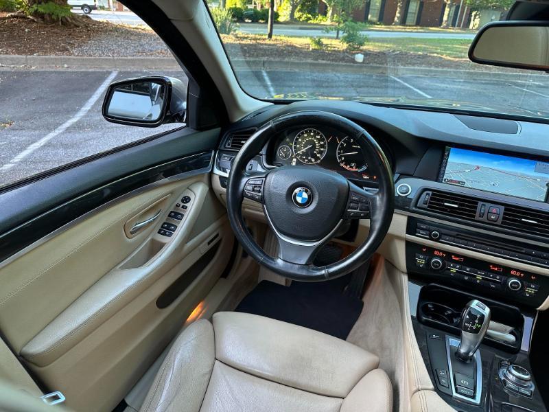 BMW 5-Series 535xi 2011