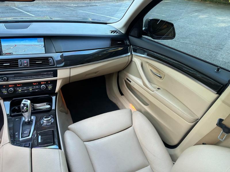 BMW 5-Series 535xi 2011