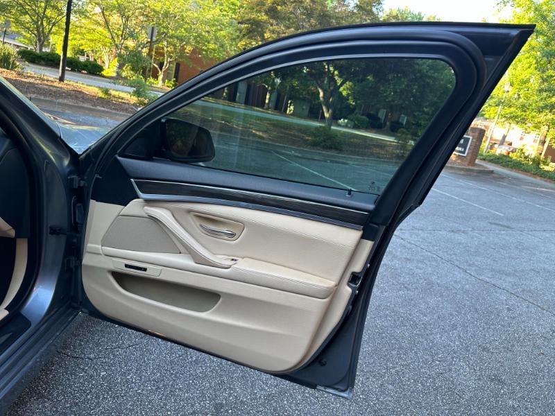 BMW 5-Series 535xi 2011