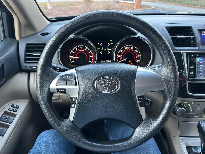 Toyota Highlander Base 4WD 2013