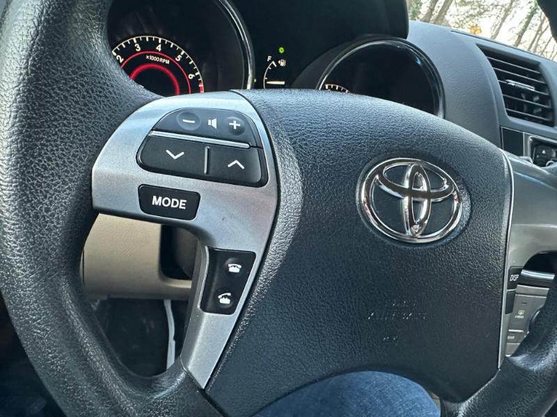 Toyota Highlander Base 4WD 2013