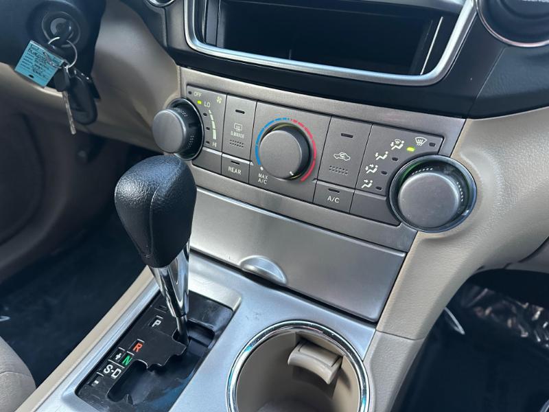 Toyota Highlander Base 4WD 2013