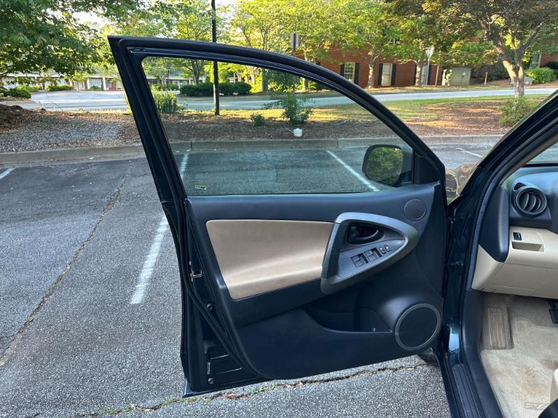 Toyota RAV4 Base I4 2WD 2011