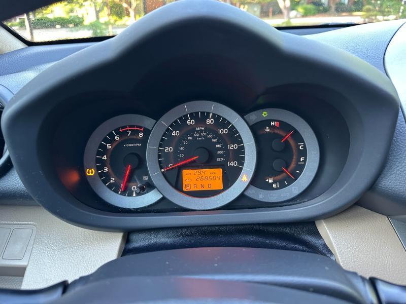 Toyota RAV4 Base I4 2WD 2011