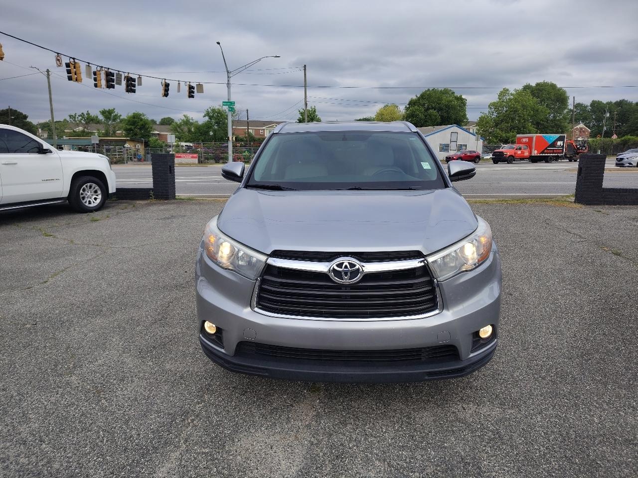Toyota Highlander XLE FWD V6 2015