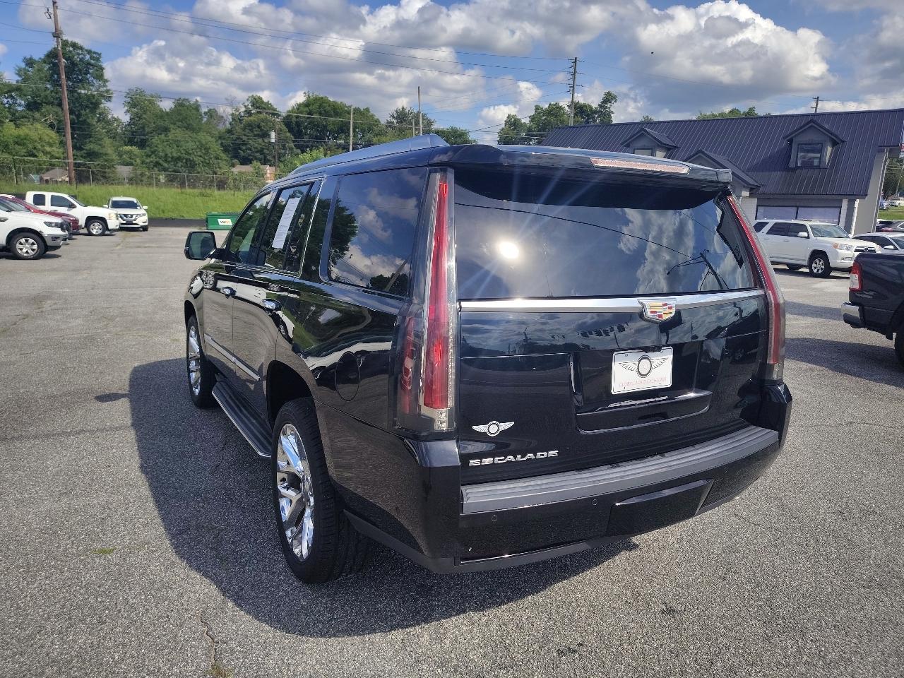 Cadillac Escalade Luxury 2WD 2017