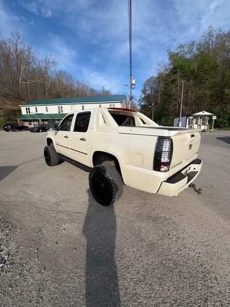 Chevrolet Avalanche LTZ 4WD 2011