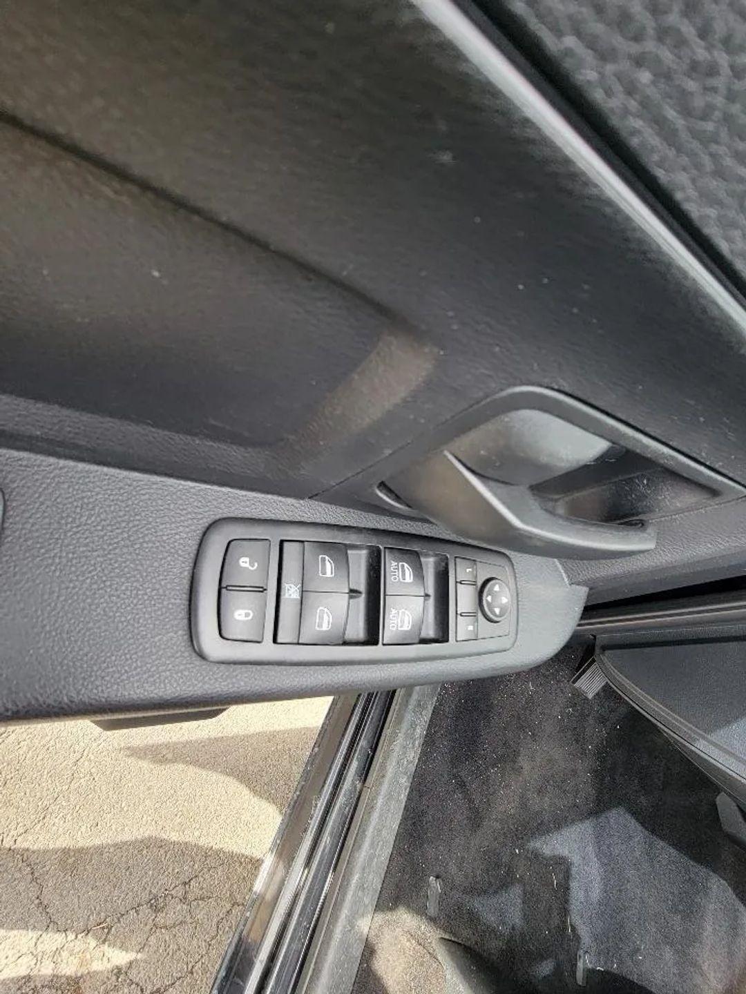 RAM 1500 Tradesman Crew Cab SWB 4WD 2015