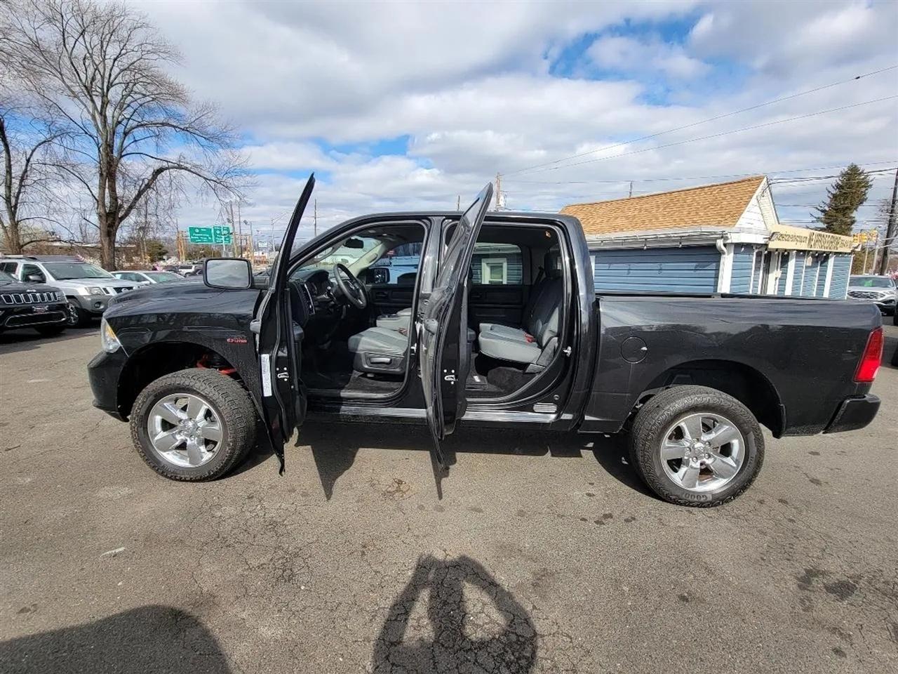 RAM 1500 Tradesman Crew Cab SWB 4WD 2015