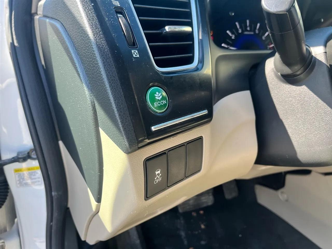 Honda Civic LX Sedan 5-Speed AT 2013