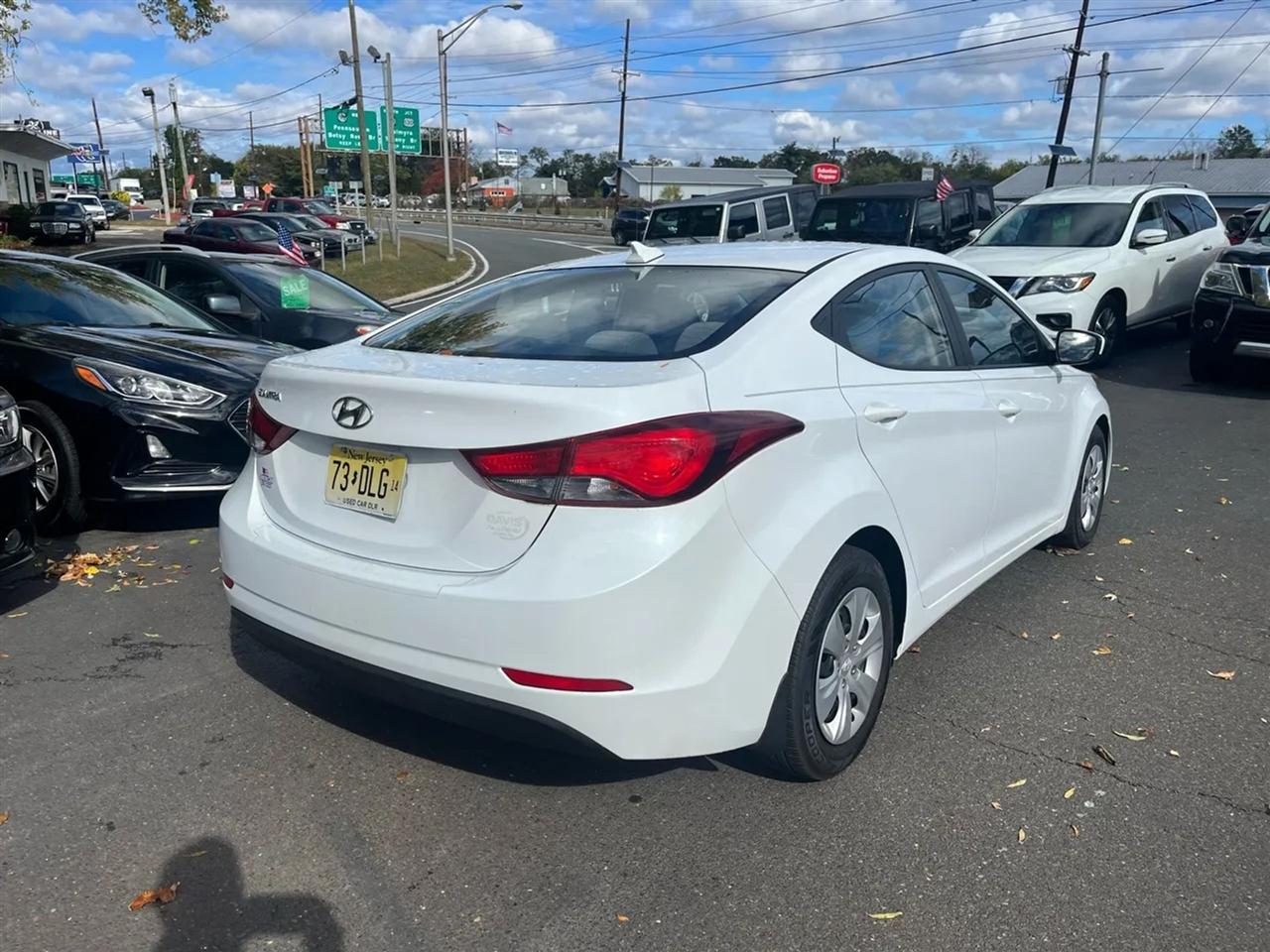 Hyundai Elantra SE 6AT 2016