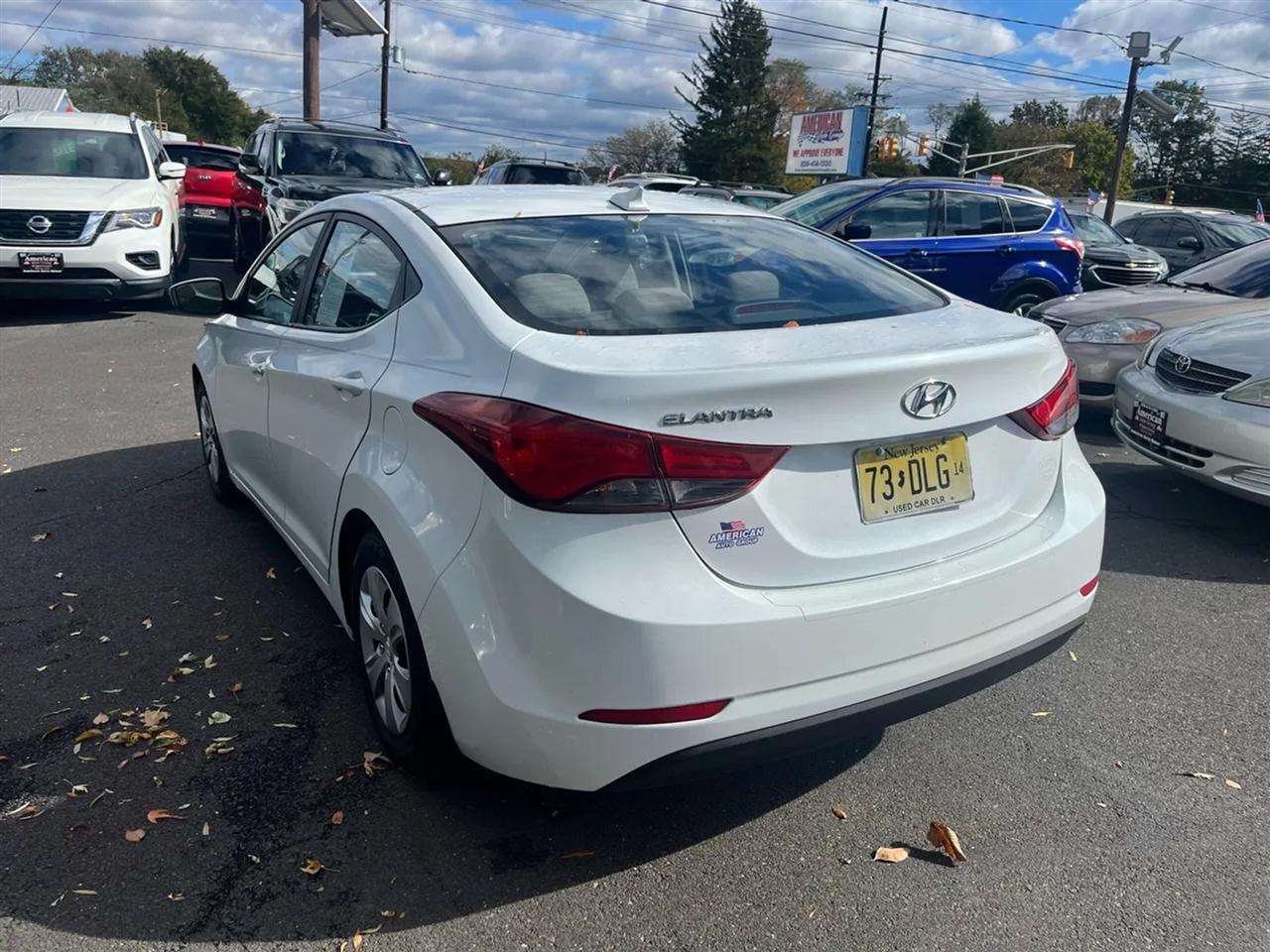 Hyundai Elantra SE 6AT 2016