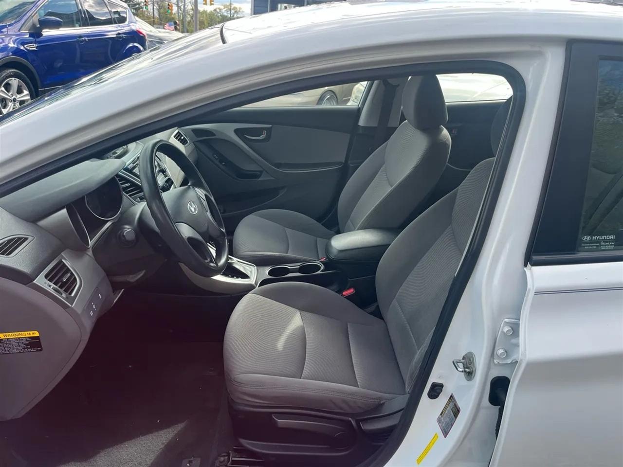 Hyundai Elantra SE 6AT 2016