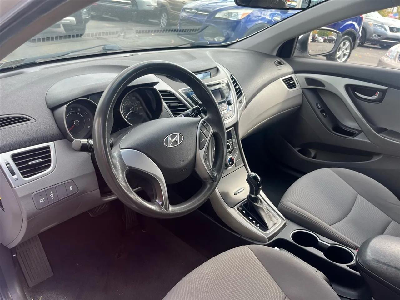 Hyundai Elantra SE 6AT 2016