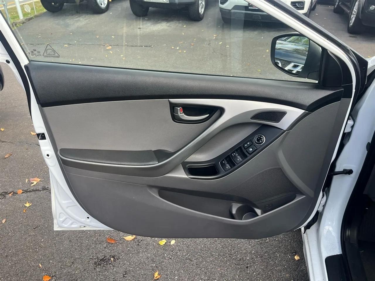 Hyundai Elantra SE 6AT 2016