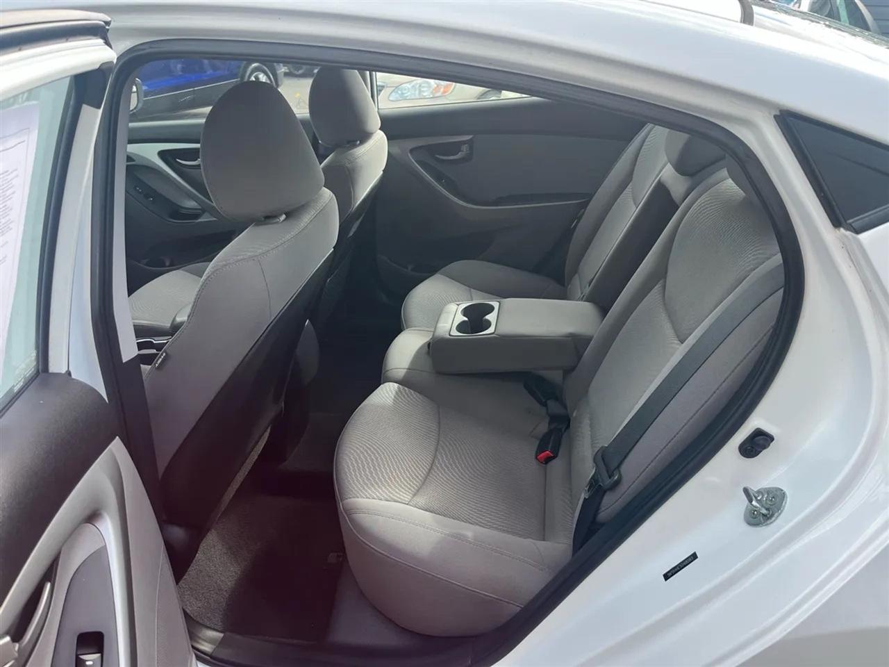 Hyundai Elantra SE 6AT 2016