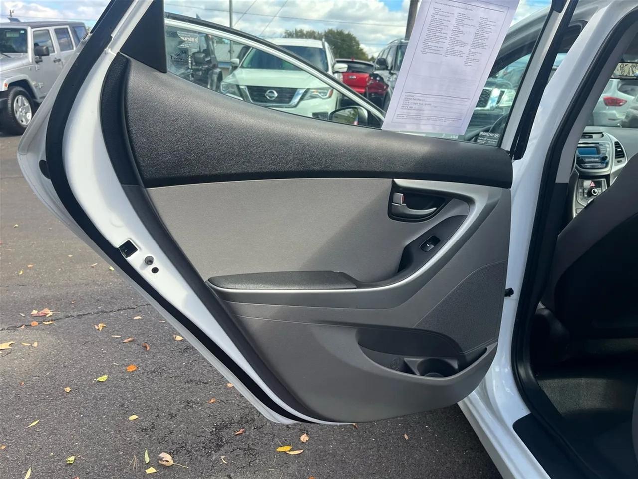 Hyundai Elantra SE 6AT 2016