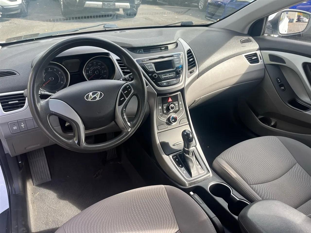 Hyundai Elantra SE 6AT 2016