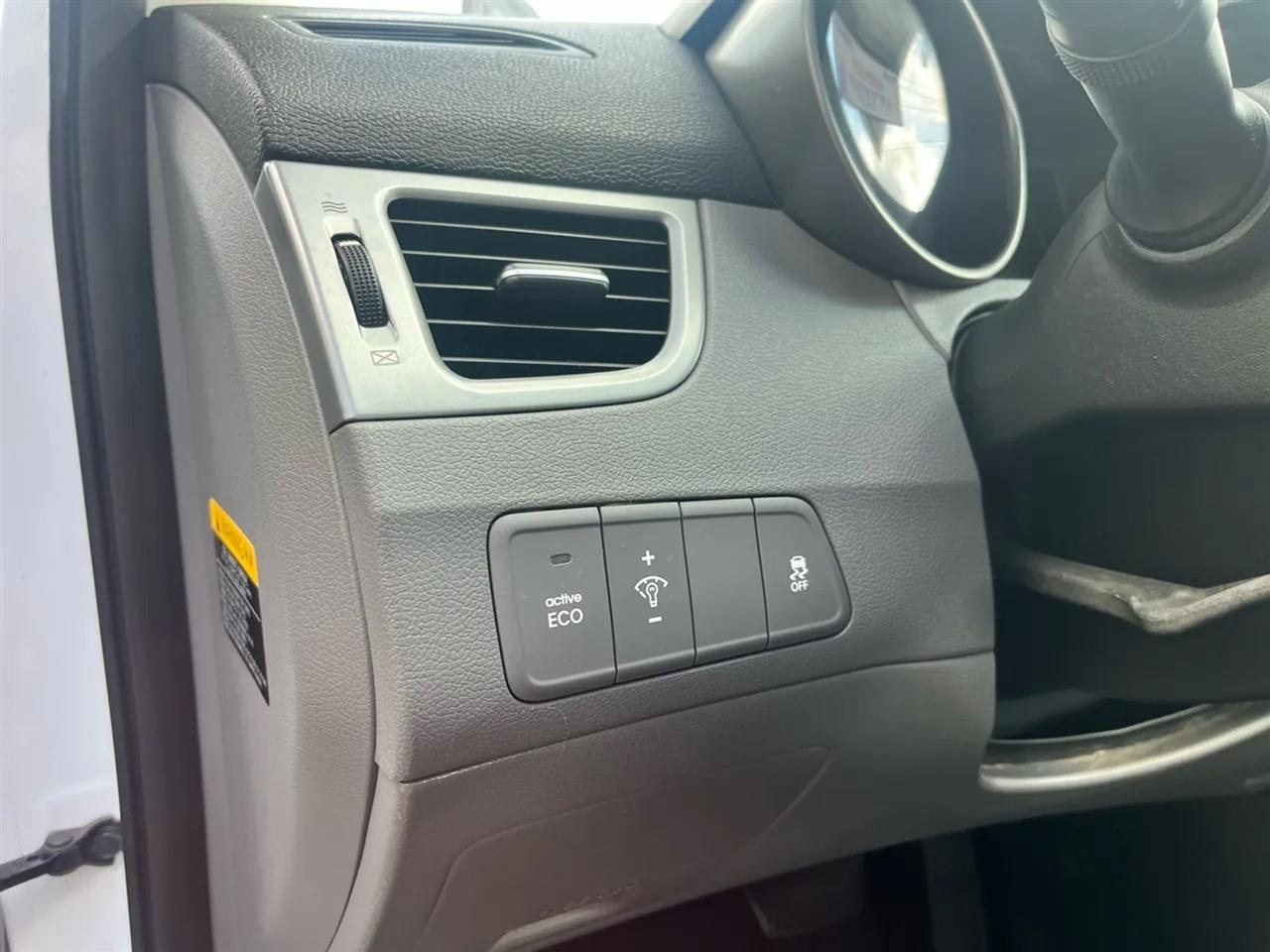 Hyundai Elantra SE 6AT 2016