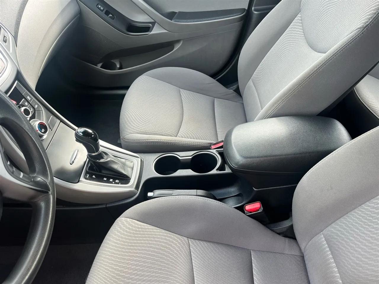 Hyundai Elantra SE 6AT 2016