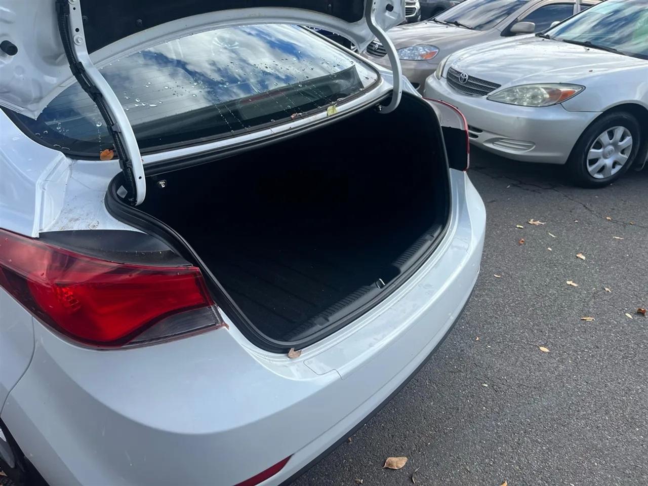 Hyundai Elantra SE 6AT 2016