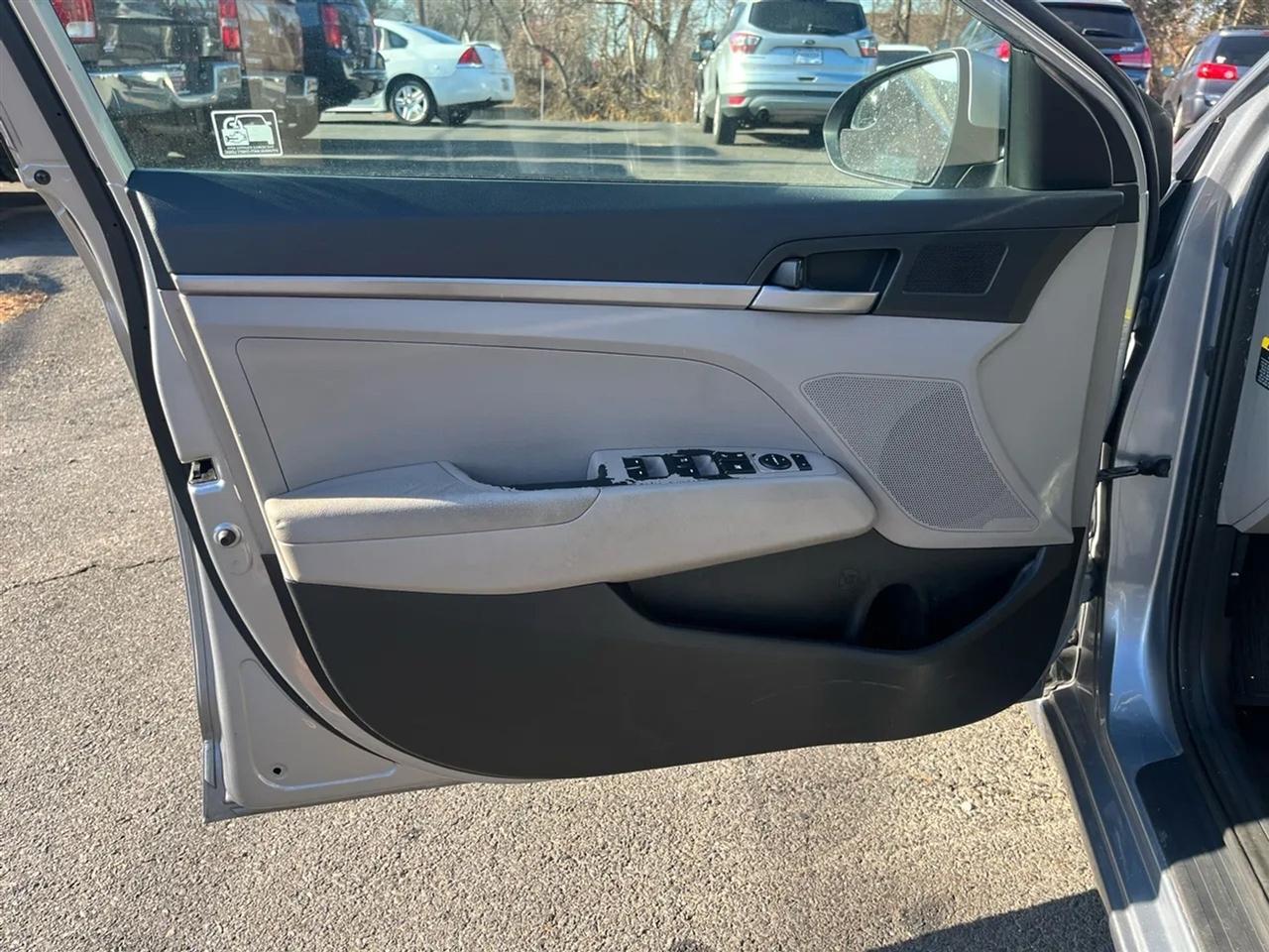 Hyundai Elantra SE 6AT 2017