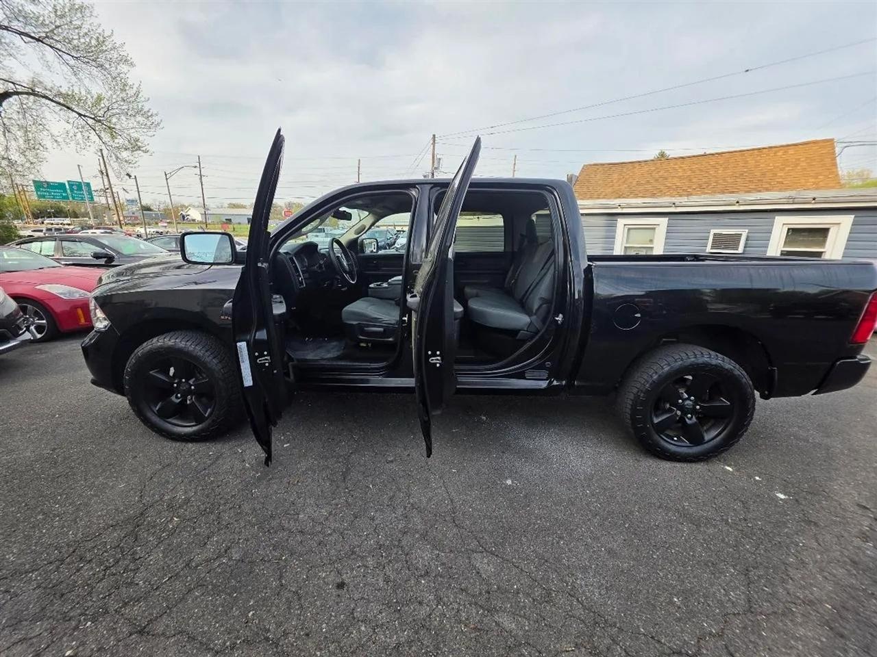 RAM 1500 Tradesman Crew Cab SWB 4WD 2016