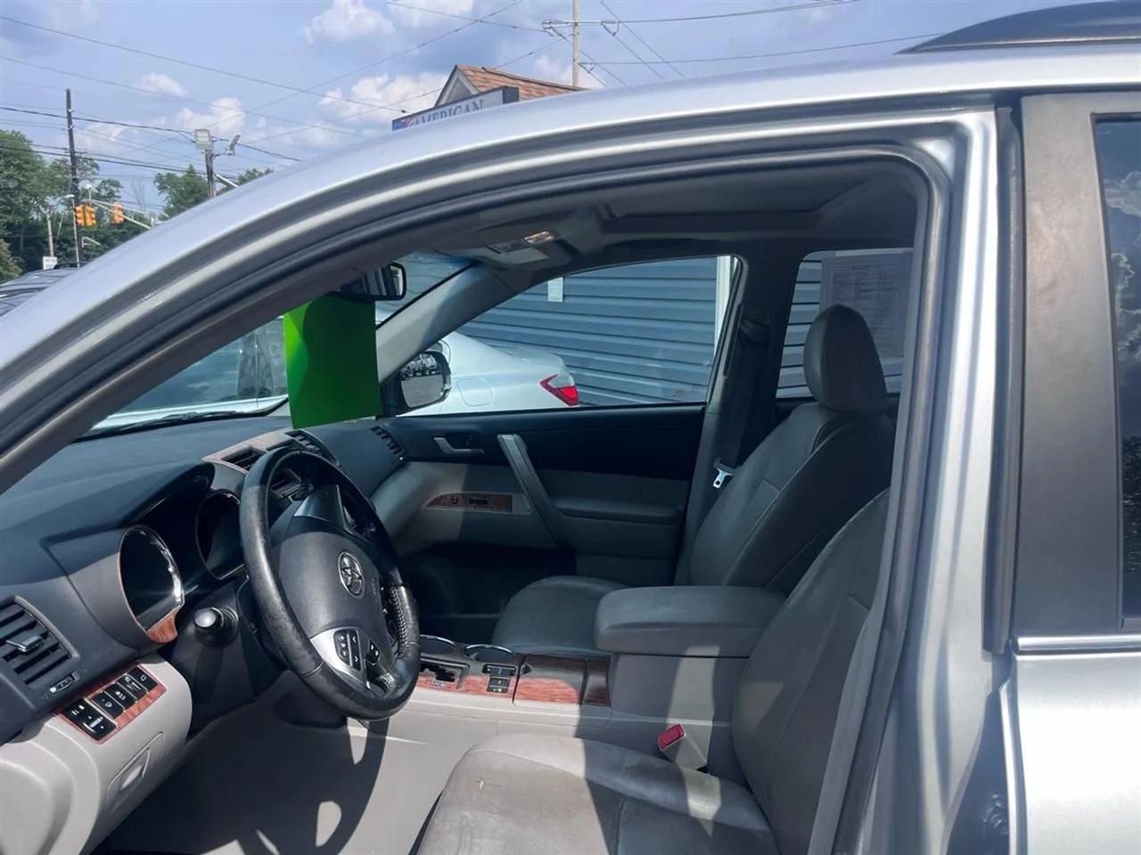 Toyota Highlander Base 4WD 2013
