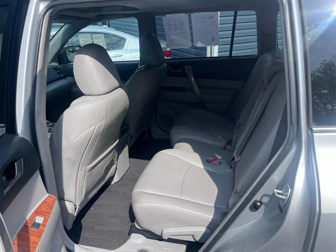 Toyota Highlander Base 4WD 2013
