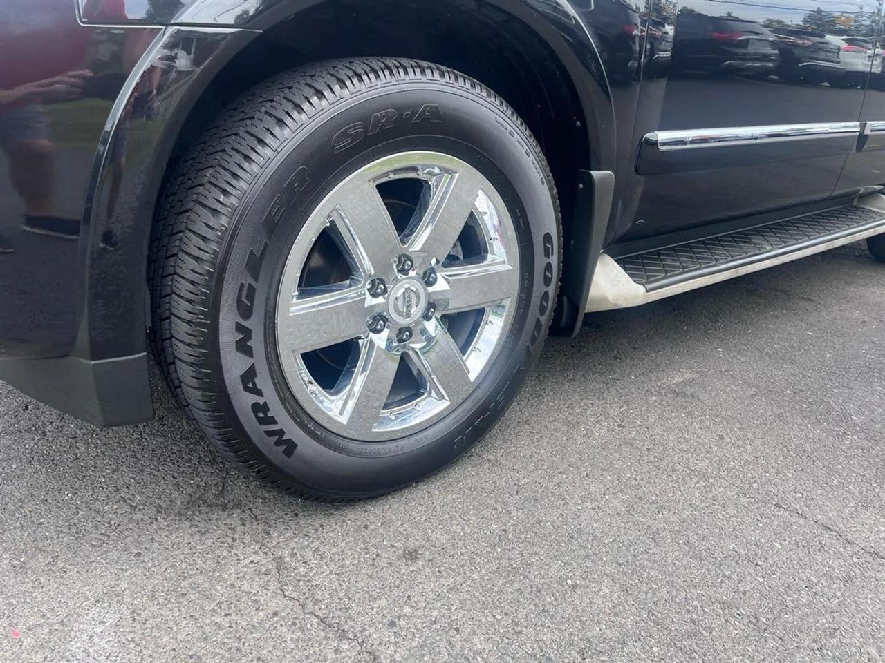 Nissan Armada Platinum 4WD 2013