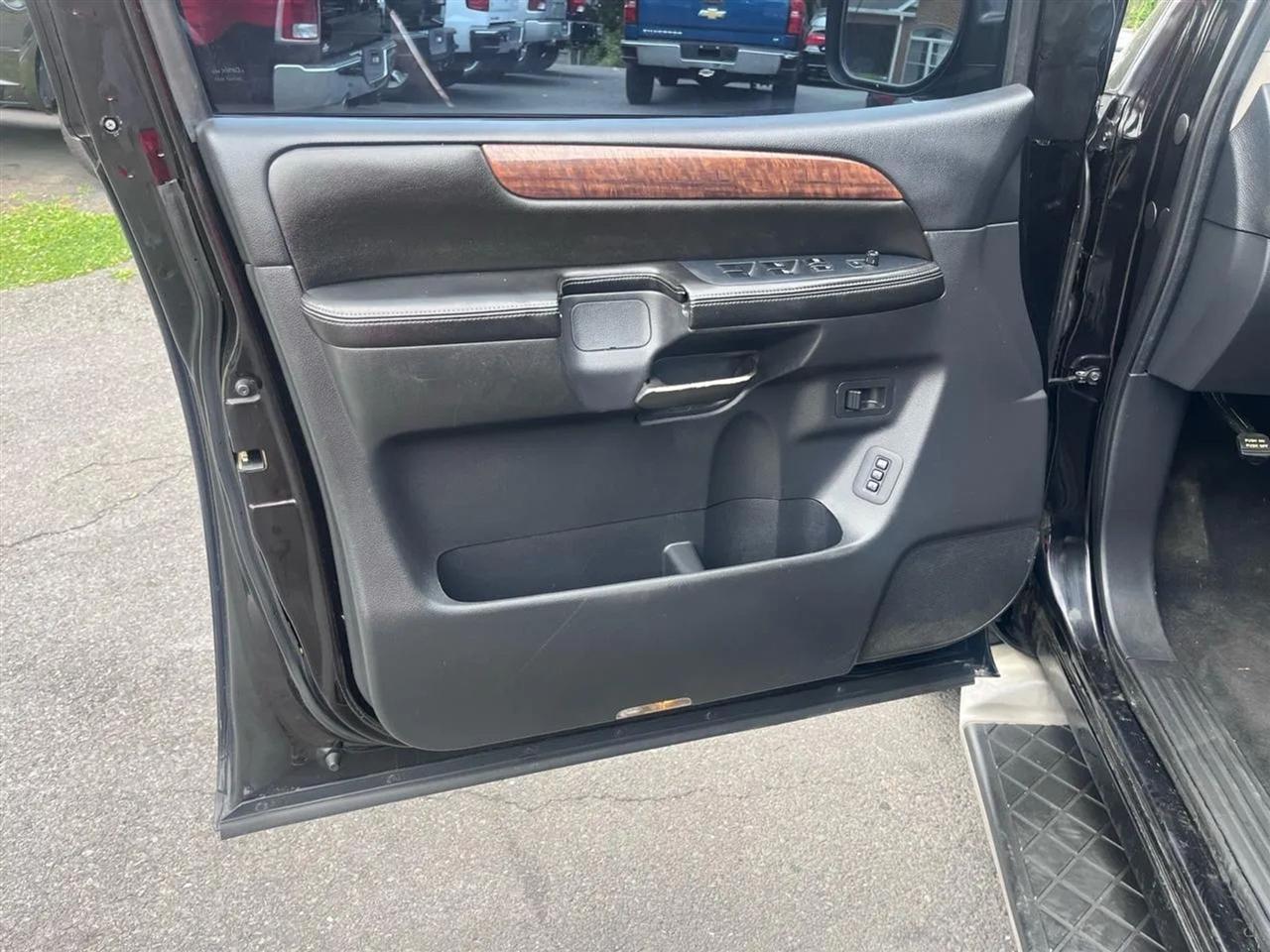 Nissan Armada Platinum 4WD 2013